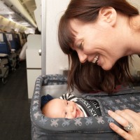 madre y bebé avion Luxair