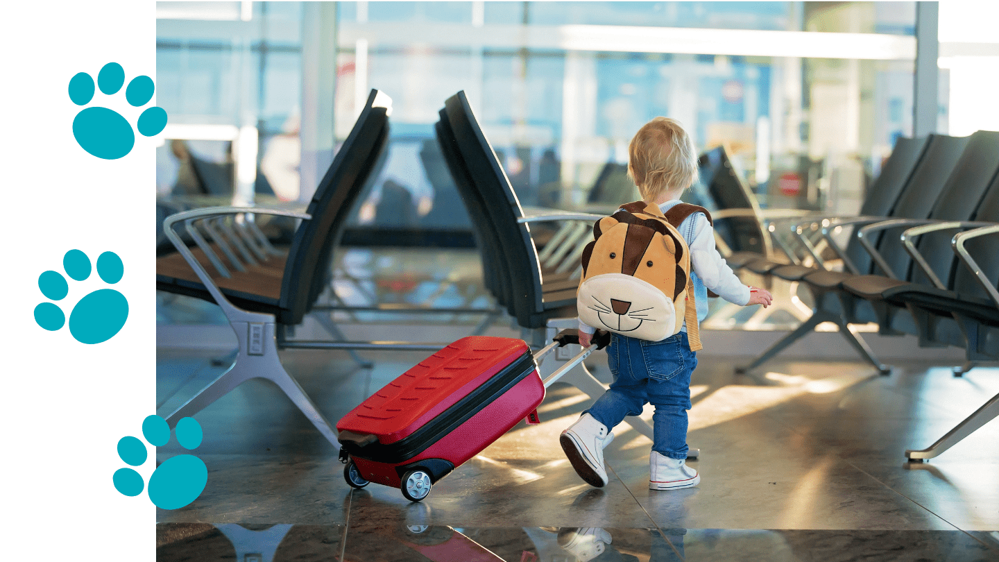 Niño pequeño viajando con maleta grande luxair